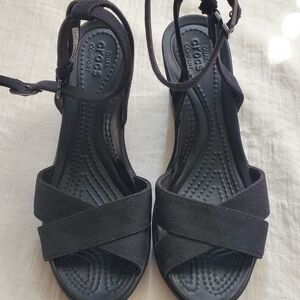 CROCS Leigh Black Strappy Wedge Sandals Size 4